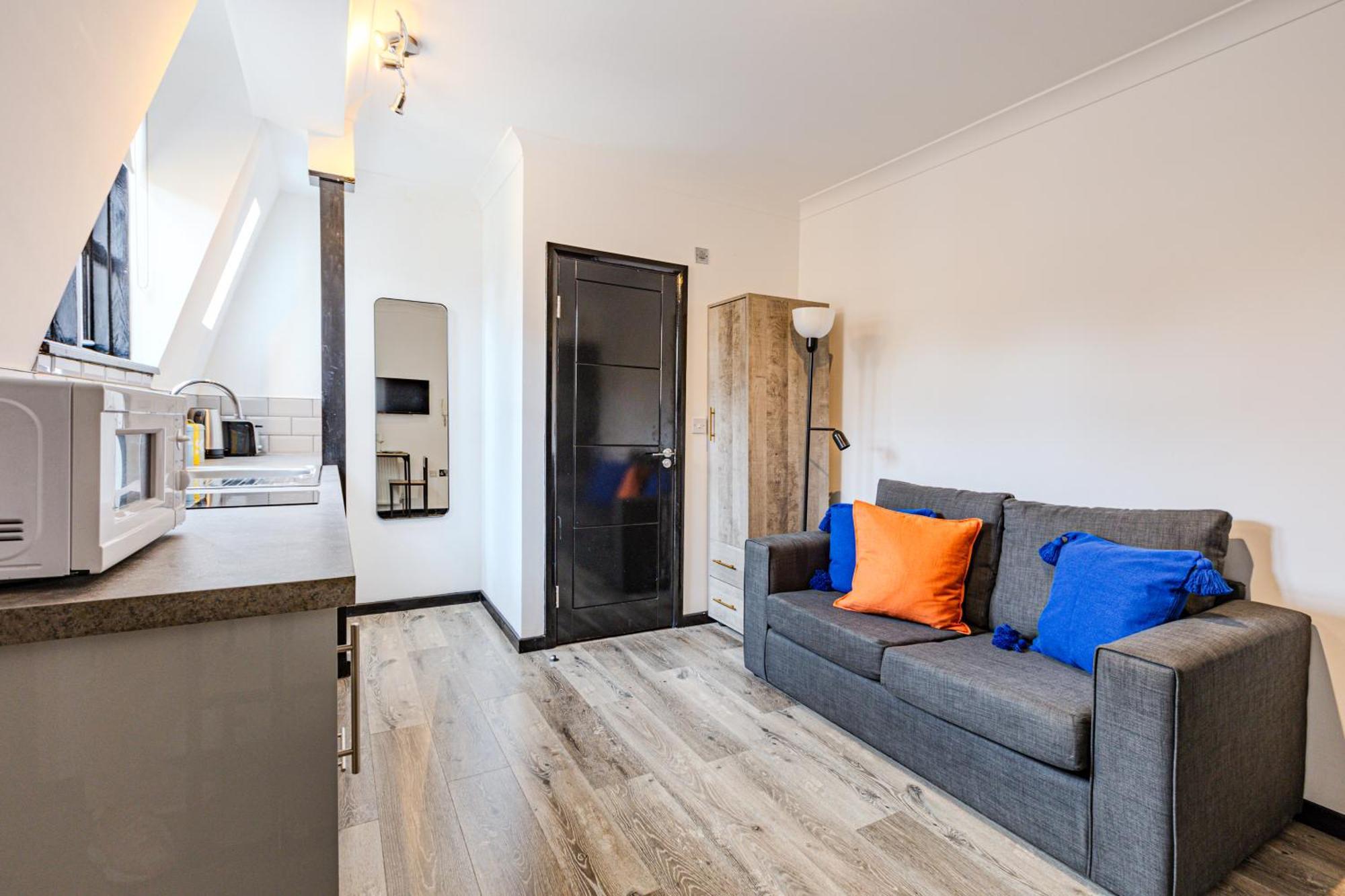 Langdon Apartments, Bouverie Place Apartment *